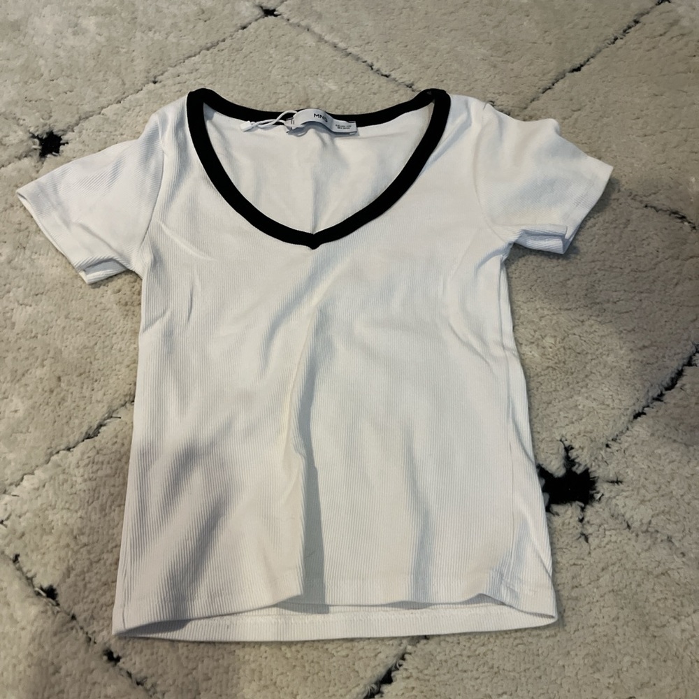 MNGO ribbed V-neck with black collar